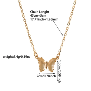 Vue détaillée du collier pendentif papillon avec ailes ambrées et dimensions précises