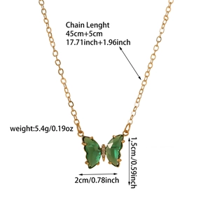 Détail du pendentif papillon en cristal vert sur chaîne dorée avec dimensions et poids