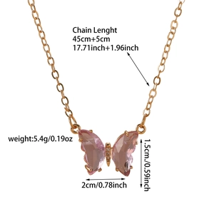 Détail macro du pendentif papillon dégradé violet avec les dimensions et le poids