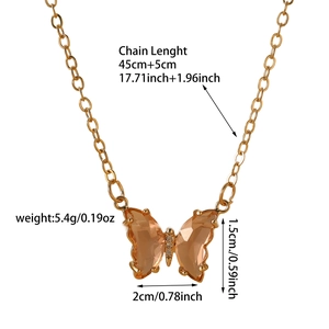 Détail montrant les dimensions du collier papillon doré avec des cristaux de couleur thé