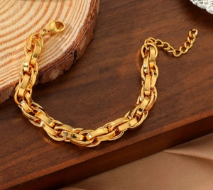 Dettaglio del bracciale a catena spessa placcato oro 18 carati con chiusura a moschettone