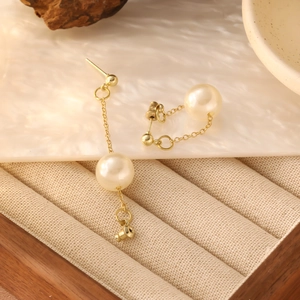 Eleganti orecchini pendenti in oro 18K con perle e catene sottili su scatola di velluto