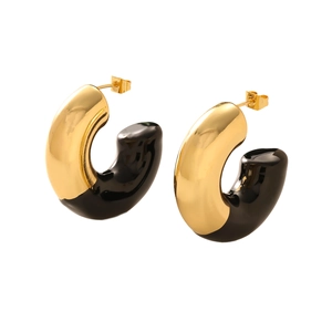 Detail of hollow C-shaped earrings with gold plating and black enamel drip finish