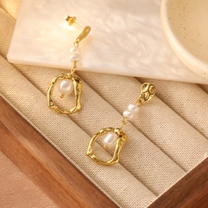 Orecchini a cerchio irregolari placcati in oro 18 carati con perle pendenti da donna