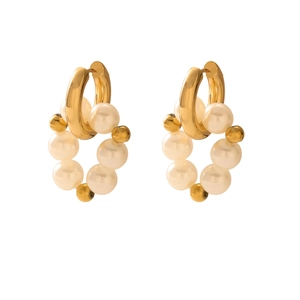 Dettaglio di orecchini a cerchio placcati oro 18K con eleganti ciondoli di perle