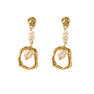 Dettaglio di orecchini placcati in oro 18K con finitura martellata e perle bianche