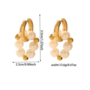 Vista dettagliata degli orecchini con perle in acciaio 18K con misure 3,5cm x 2,3cm
