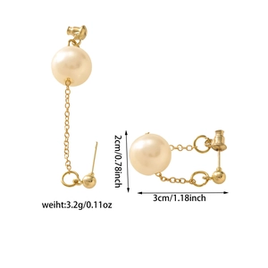 Dettaglio degli orecchini con perle e catena in oro 18K con misure di 2 cm e 3 cm di lungo