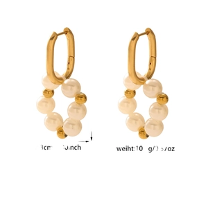 Eleganti orecchini a cerchio con perle placcati in oro 18K a forma di U con misure dettagliate