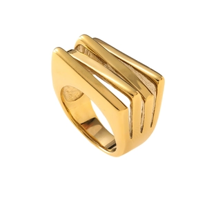Dettaglio macro dell'anello geometrico a strati in oro lucido con fascia spessa e larga
