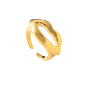 Dettaglio del design a forma di labbra e dell'anello regolabile placcato in oro 18K