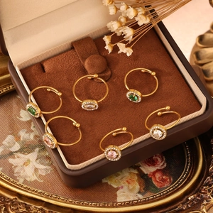 Set di anelli regolabili in oro a cuore con zirconi colorati in scatola di velluto