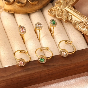 Set di anelli regolabili a forma di cuore con zirconi colorati e finitura oro vintage