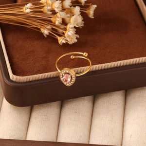 Macro di anello regolabile in oro con pietra a goccia rosa e pavé di diamanti