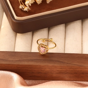 Dettaglio macro dello zircone rosa a cuore e dell'anello regolabile placcato oro