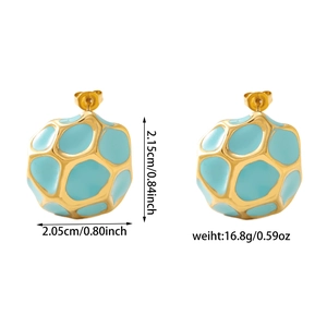 Detail view of gold enamel earrings with size 2.15cm x 2.05cm and weight 16.8g