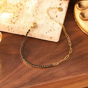 Bracelet en acier inoxydable doré avec zircons noirs pavés et maillons trombone