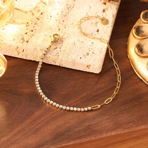 Élégant bracelet à maillons dorés avec pierres de zircone étincelantes pour femme