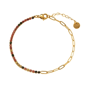 Détails d'un bracelet doré en maille trombone avec zircons colorés et fermoir mousqueton robuste