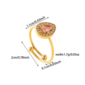 Dettaglio anello a cuore dorato con zircone rosa e alone di diamanti bianchi