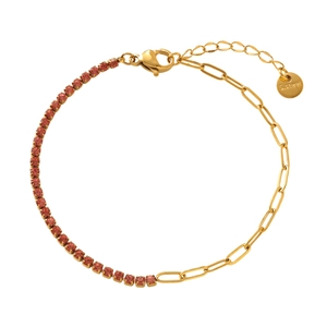 Détail d'un bracelet doré double couche avec zircons oranges et maillons style trombone
