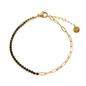 Détail du bracelet en acier inoxydable doré avec zircon vert et fermoir mousqueton