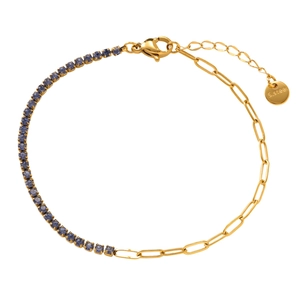 Détail d'un bracelet en acier doré avec zircon violet et pendentif gravé S.steel
