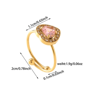 Dettaglio ravvicinato di un anello regolabile placcato oro con cuore di zircone rosa