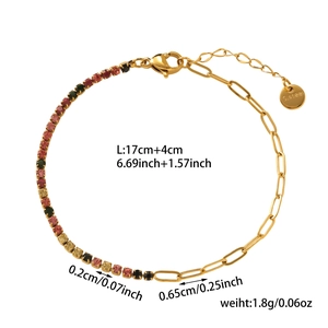 Détail du bracelet avec zircons carrés colorés et chaîne trombone dorée élégante