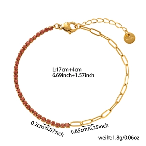 Détail d'un bracelet doré avec incrustation de cristaux et chaîne trombone avec mesures