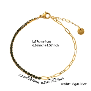 Détail d'un bracelet à maillons dorés avec un pendentif en zircone cubique verte