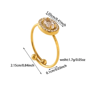 Vista dettagliata dell'anello a cuore regolabile in oro con dimensioni e zirconi