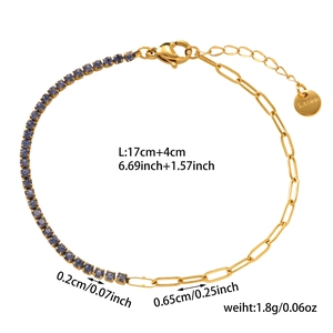 Détail du bracelet chaîne en acier doré avec zircon bleu et fermoir à mousqueton