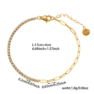 Détail d'un bracelet goutte doré avec zircons et étiquette S.Steel sur fond blanc pur