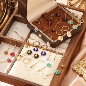 Ensemble de boucles d'oreilles fleurs en perles bohèmes faites à la main avec crochets dorés