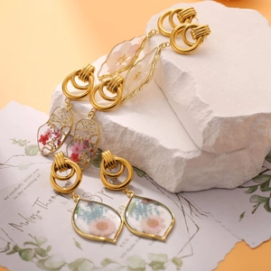 Three-piece set of daisy pendant earrings featuring real dried flowers in resin
