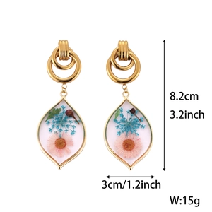 Macro detail of leaf-shaped resin earrings with real dried flowers and size dimensions