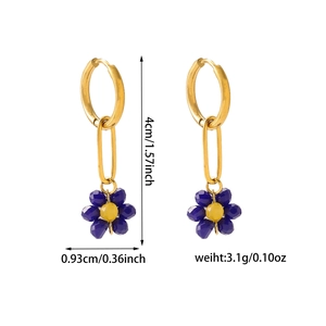 Vue détaillée des boucles d'oreilles fleurs bleues avec dimensions et poids