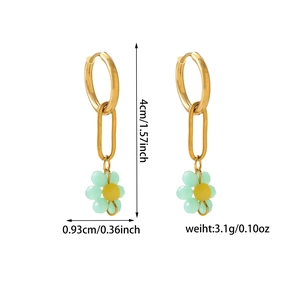 Détails des dimensions des boucles d'oreilles fleurs en perles tissées vert clair