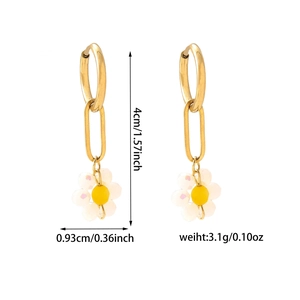 Détail des boucles d'oreilles marguerite avec dimensions de 4 cm de haut et 0,93 cm