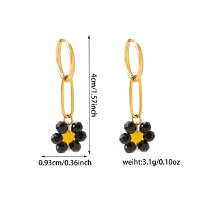 Détails des boucles d'oreilles fleur tressée dorée avec dimensions 4cm de haut et 0,93cm large