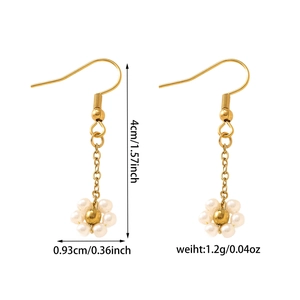 Vue détaillée montrant les dimensions des boucles d'oreilles bohèmes en perles dorées