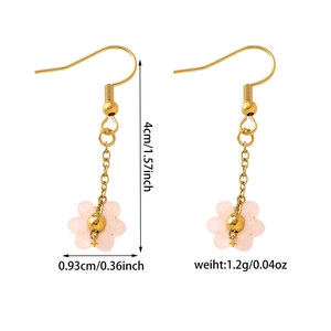 Détails et dimensions des boucles d'oreilles fleur rose avec chaîne dorée élégante