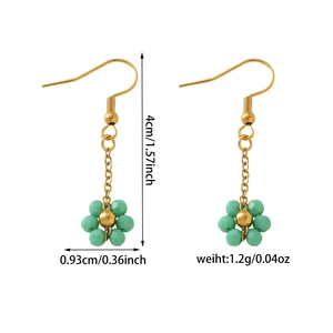 Vue détaillée des boucles d'oreilles fleur en perles vertes avec dimensions précises