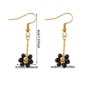 Détail de boucles d'oreilles fleur tissées avec mesures de 4 cm de long et 0,93 cm de large