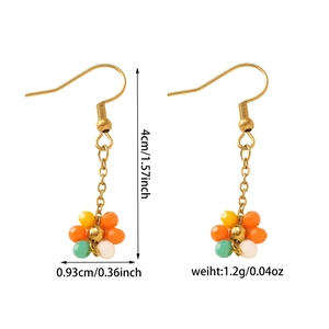 Détail des boucles d'oreilles fleur en perles avec dimensions 4cm de haut et 0,93cm large