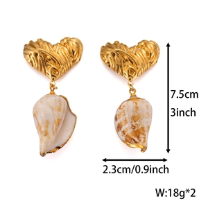 Detail showing dimensions and weight of golden heart and natural conch shell earrings