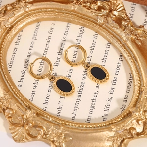 Vintage σκουλαρίκια από ατσάλι 18K με οβάλ μαύρη πέτρα και χρυσό πλεκτό περίγραμμα στις άκρες