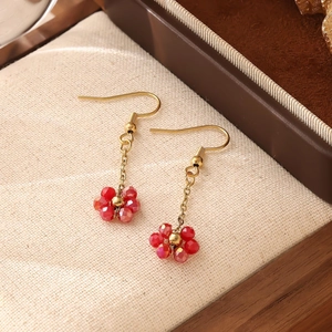 Boucles d'oreilles bohèmes dorées avec fleurs en perles rouges et verre facetté