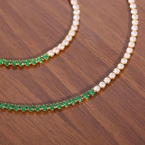 Bracelet rivière élégant avec zircons vert émeraude et blancs sur monture plaquée or
